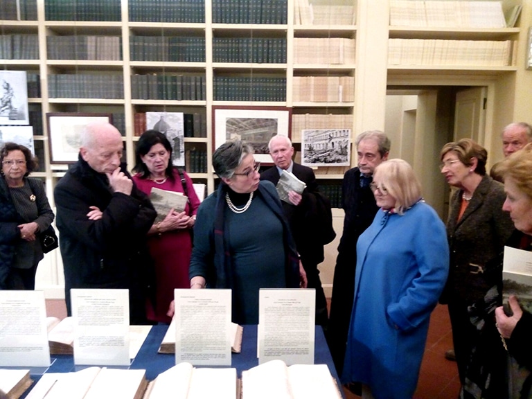 Donata Spadolini durante la visita spiega la Nuova Antologia