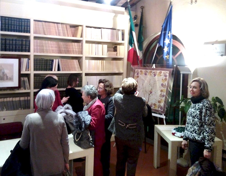 Pubblico durante la presentazione del foulard