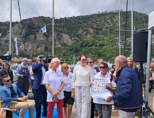 Flauer 2026: La Maison DAPHNÉ premia l’equipaggio AIRC su “Lilli II” con il foulard dei fiori eduli